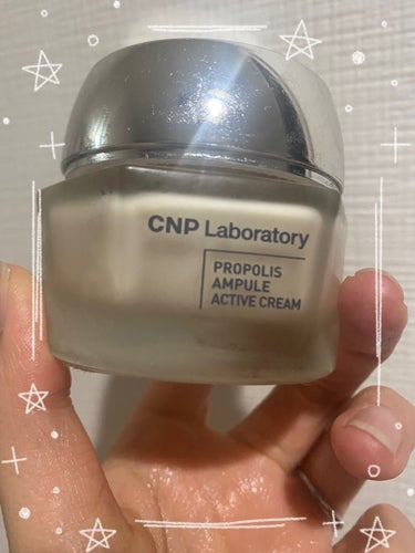 🐝⋆︎*ﾟ∗🍯🐝⋆︎*ﾟ∗🍯🐝⋆︎*ﾟ∗🍯🐝⋆︎*ﾟ
CNP Laboratory
プロポリスアンプル オイルインクリーム 

秋冬にこってりと使いたい
保湿力高めのクリーム🍨

内容量：50ml

以下、サイトより引用↓↓↓

こだわりのプロポリスエキス成分と濃縮されたセラミドのパワーで365日うるおいチャージ！
肌へ栄養と潤いをしっかり与え、しっとり艶めく肌へと導くエイジングケア保湿クリーム。
肌に溶け込む、なめらか＆みずみずしいテクスチャーでオールシーズン使いやすい！


プロポリスとセラミドを含んだしっとりとしたテクスチャーのクリームがやさしく肌になじみ、健康的で滑らかな肌に導きます。

ハリ・艶を叶える無敵のクリーム！
アンチエイジングにも効果的(● ̍̑● ̍̑●)

2350円→メガ割1880円


プロポリスアンプル アクティブクリーム
の方が、REDPROPOLISよりさっぱりでした‼️

プロポリスアンプル アクティブクリーム
の方が黄色💛

CNP Laboratoryシリーズ好きだし、ミストストック中で春先に開封予定です(★≧▽^))/☆


今日もお読みいただき、ありがとうございましたm(*_ _)m


#CNP Laboratory
#プロポリスアンプル アクティブクリーム
#ぷぅぴぃのスキンケア
#ぷぅぴぃのメガ割マストバイ
 #打倒乾燥 の画像 その0