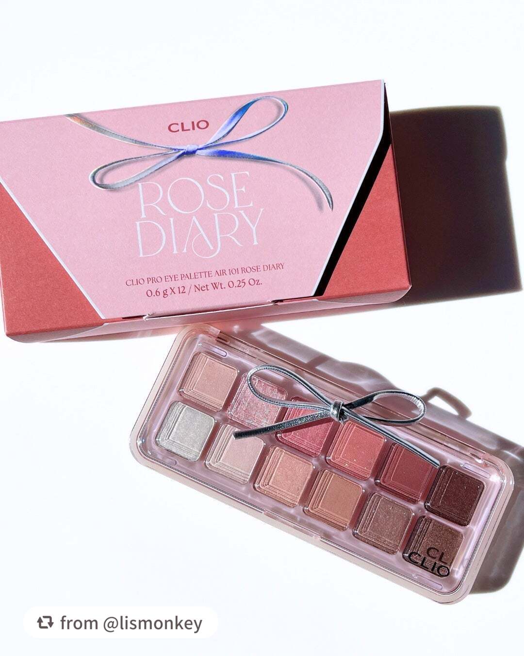 【lismonkeyさんから引用】

“CLIOのホリデーまた使ったよ！
今度のメインは下段🫶🏻

少しくすみがかったカラーなんだけど、
キラキラなラメが華やかにしてくれる🥺

CLIOのパレットは色も可愛いし粉質もいいし
使いやすい