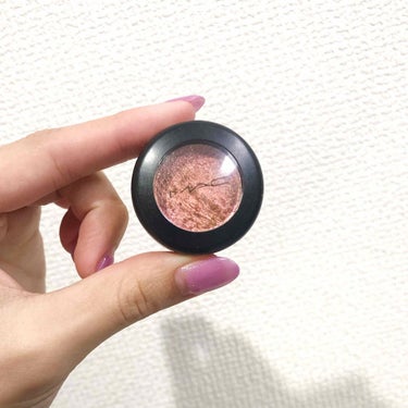 MAC ダズルシャドウ
スローファストスロー

税込¥3,190 ( 本体¥2,900 )


このアイシャドウは角度によって
オレンジブラウンに見えたり
ピンクブラウンに見えたりします☺️

私はこれ