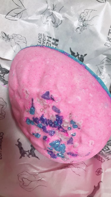 Lush フラミンゴエッグ🦩　FlamingoEgg


このバスボムは期間限定だそうです！

公式サイトにはキャンディの甘い香りとありました！

実際ラッシュっぽいあの香りに甘さを足したような匂いがし