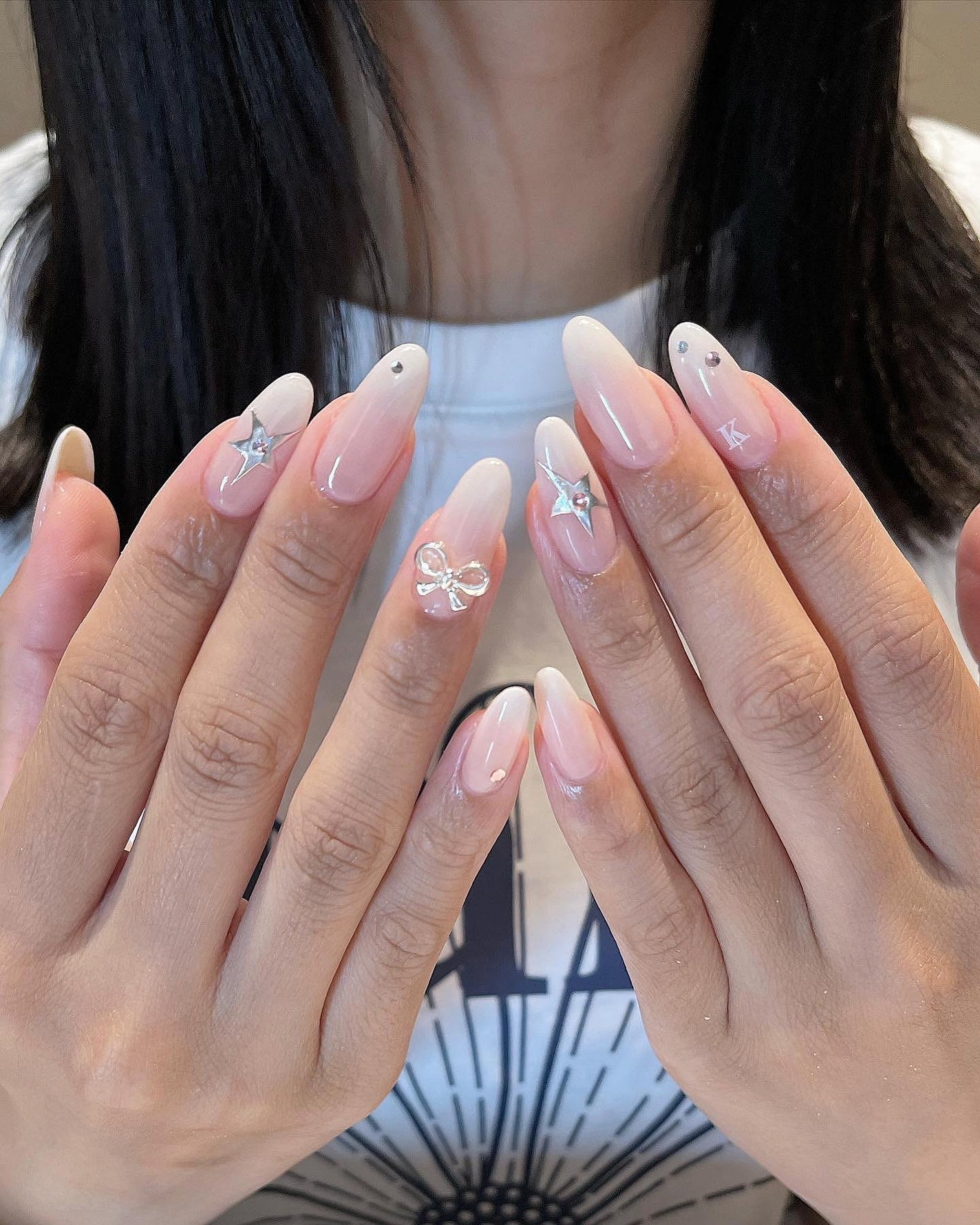 mina on LIPS 「🎀🤍ʙᴀʙʏʙᴏᴏᴍᴀʀ#福岡ネイル#博多ネイルサロン#フレン..」(1枚目)