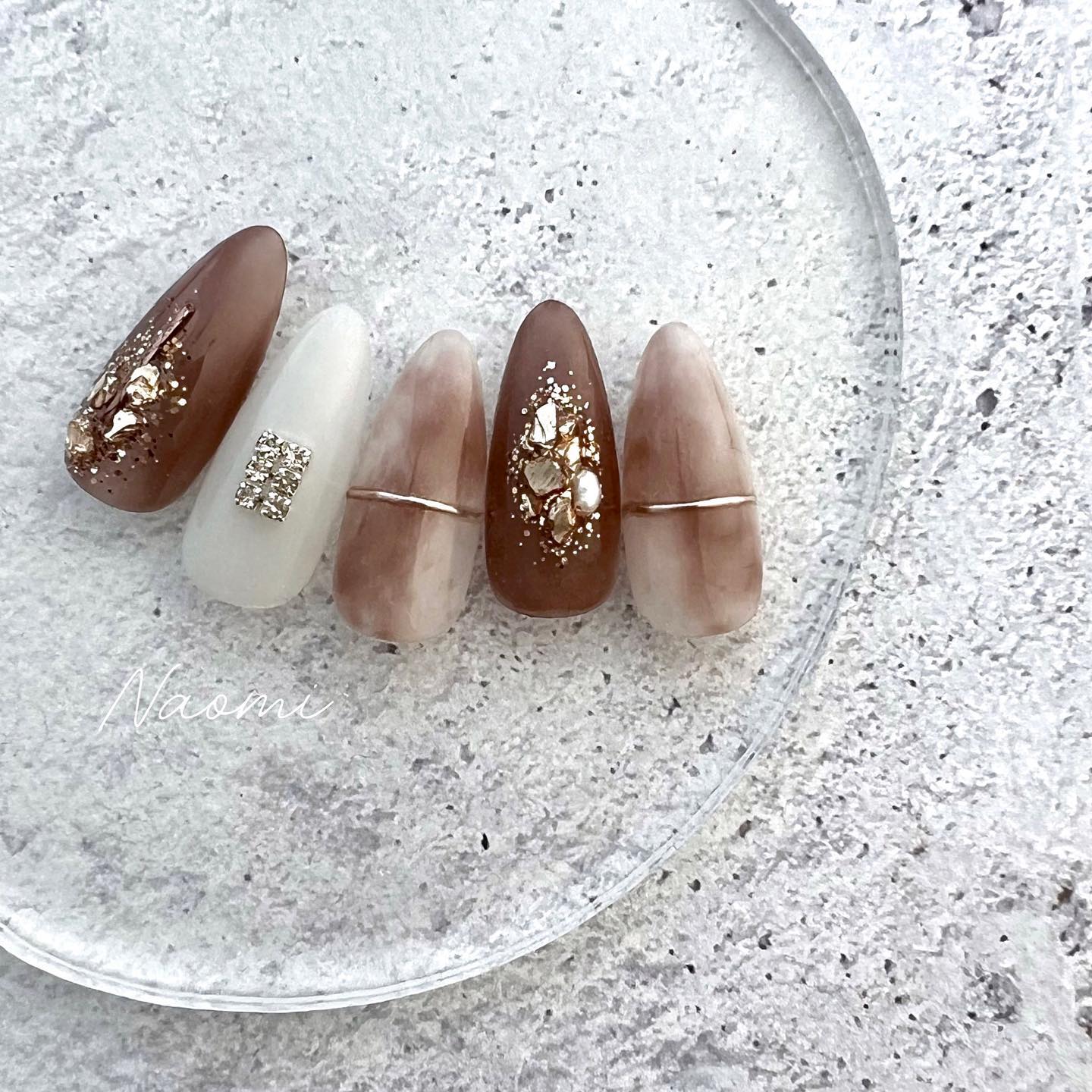 #ニュアンスネイル,#チェーンネイル,#淡水パールネイル,#ミラーフレンチネイル,#春ネイル,#ネイル,#ビジューネイル,#ミラーネイル,#ブラウンネイル,#冬ネイル,#きらきらネイル,#バレンタインネイル,#もやもやネイル,#パールネイル,#ストーンネイル,#アクセサリーネイル,#大人可愛いネイルのネイルデザイン