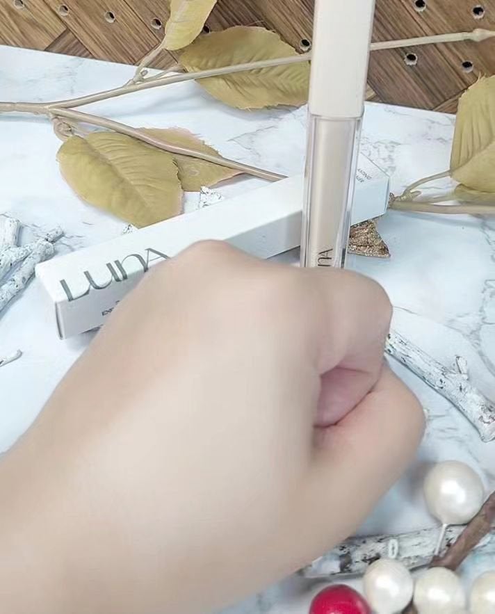 ロングラスティングチップコンシーラーフィックシングフィット/LUNA/リキッドコンシーラーを使ったクチコミ(4枚目)