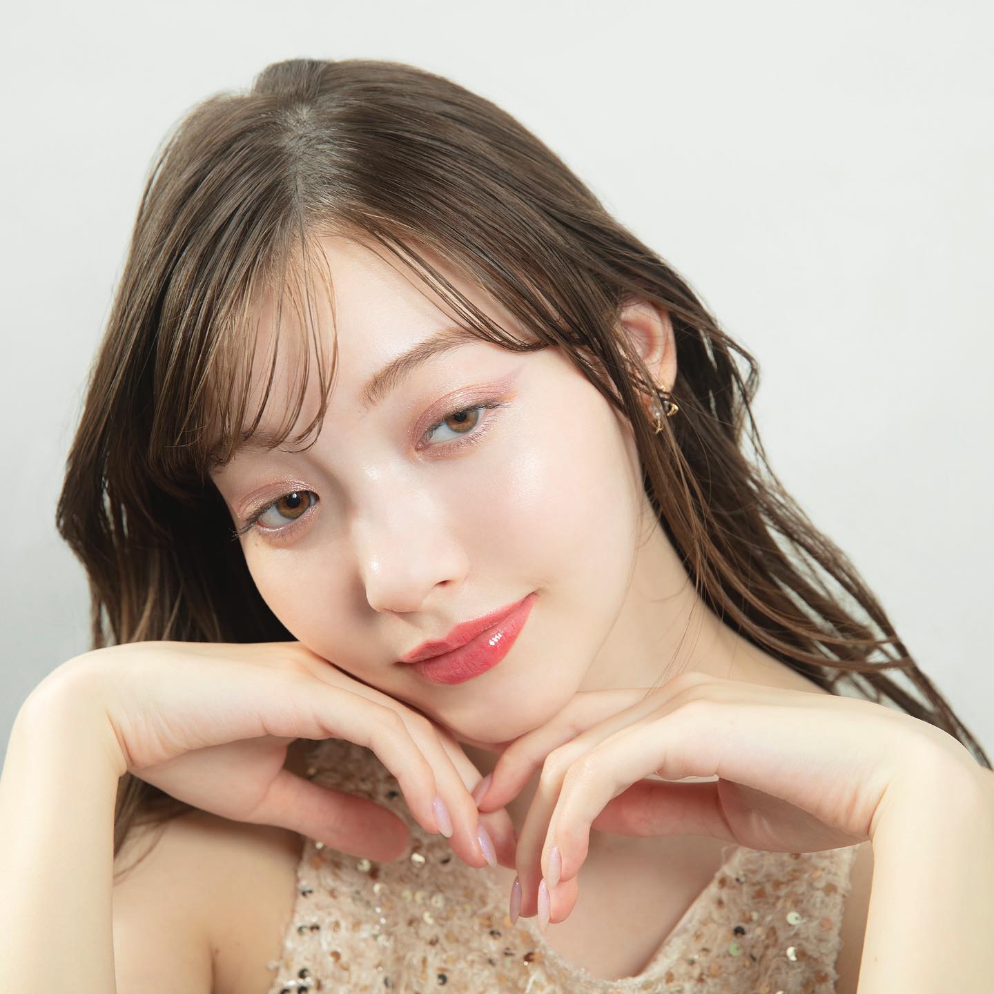 .
2/21より先行発売開始している、ビジューアイライナー002の仕上がりイメージを初披露！
コンセプトは「shooting bijoux eyeliner
（シューティングビジューアイライナー）」
流星の一筋の光が、きらりと目もとを輝かせ