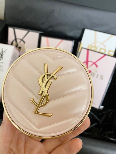 YVES SAINT LAURENT BEAUTE
ラディアント タッチ グロウパクトB10

パケ買いしちゃいました♡
黒のクッションより日焼け止め強くなってるし、コンパクトも薄くなってる！
黒はプッ