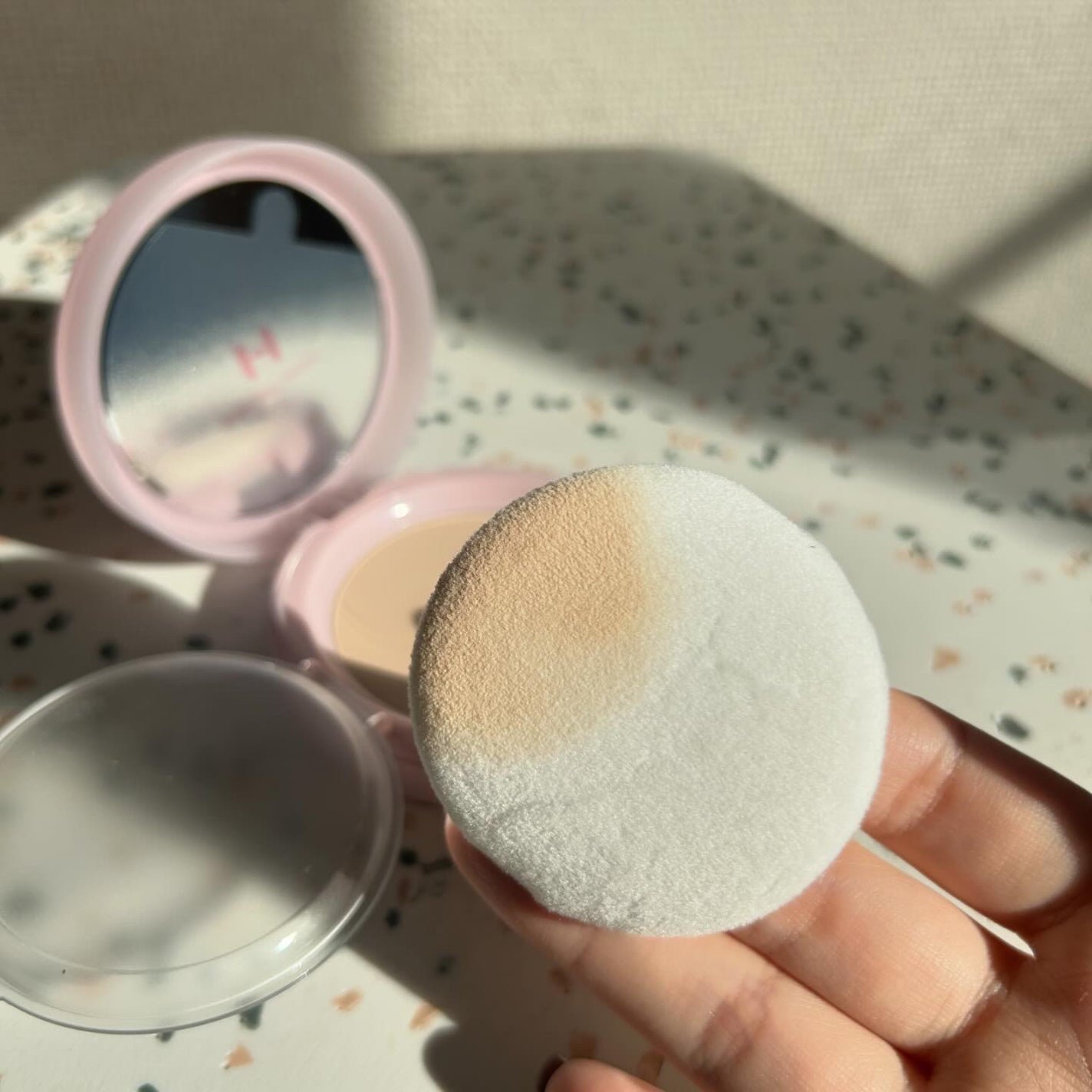 つーちゃん on LIPS 「見た目も可愛い💕持ち運びもできるパウダー🌷@hince_off..」(4枚目)