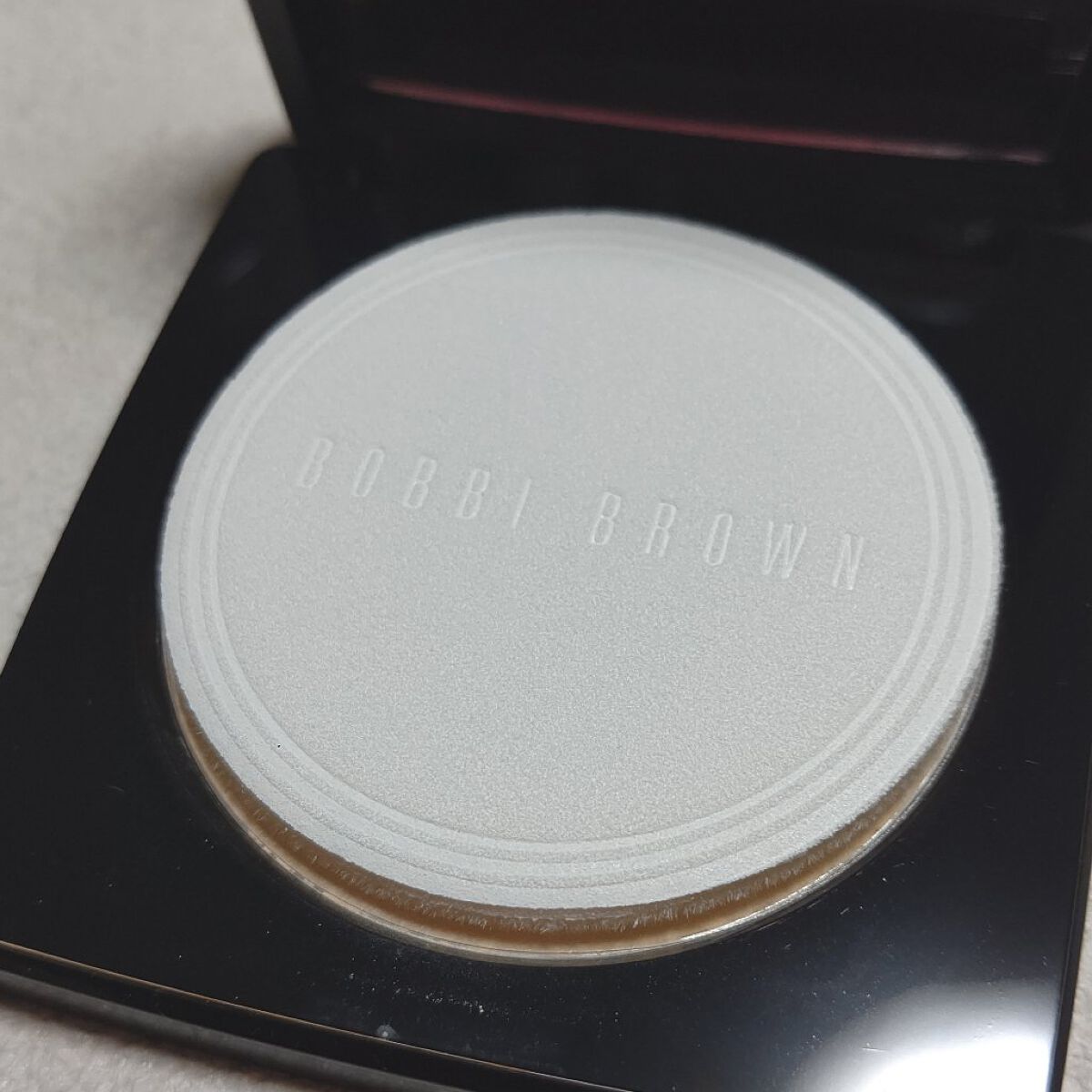 シアーフィニッシュ プレストパウダー L01 ペールイエロー(限定パッケージ)/BOBBI BROWN/プレストパウダーを使ったクチコミ（3枚目）