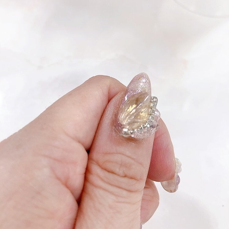 snowloveslyb on LIPS 「大きなビジューをつけてみました💎💅中指の爪が折れたので😭長さ出..」(2枚目)