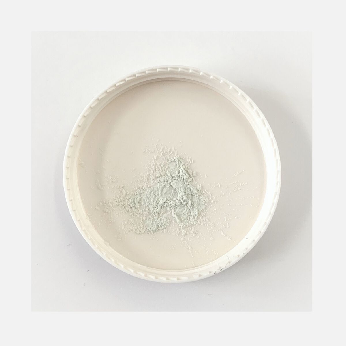 ノーセバム　ミネラルカラーパウダー　 02 グリーン（旧）/innisfree/ルースパウダーを使ったクチコミ（2枚目）