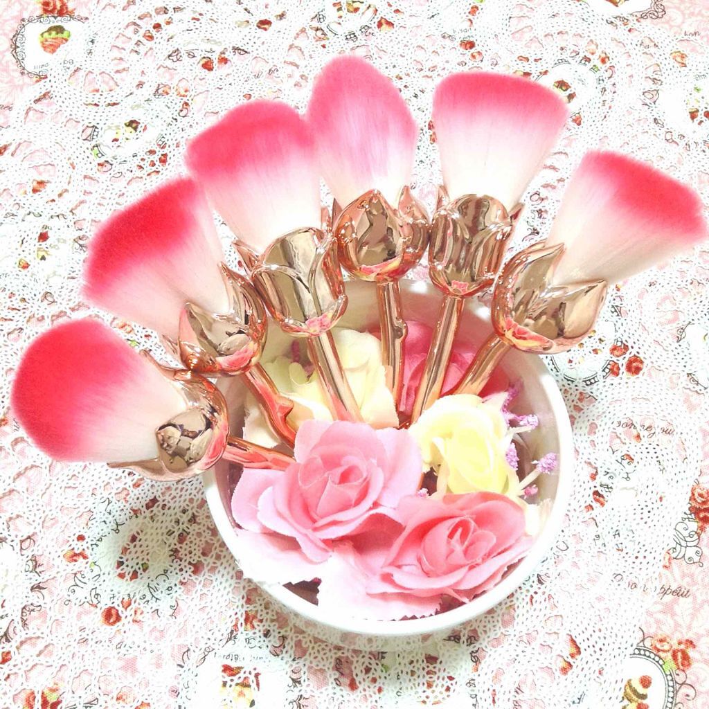 ゆな@yuyuyu000ooo on LIPS 「薔薇のメイクブラシ🌹言わずもがな見た目が可愛いから買ったブラシ..」(2枚目)