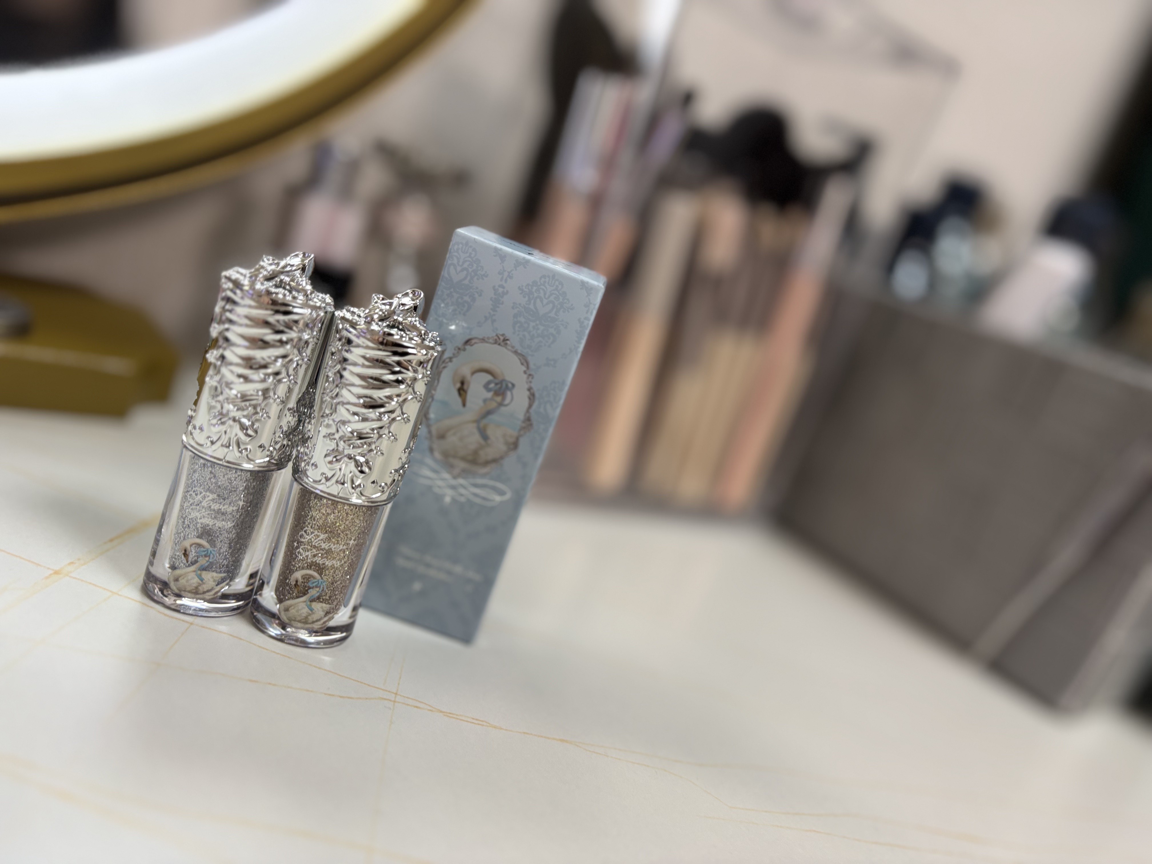 フラワーノーズ スワンバレエシリーズ リキッドアイシャドウ 02 シャイニングノヴァ/FlowerKnows/リキッドアイシャドウを使ったクチコミ（1枚目）