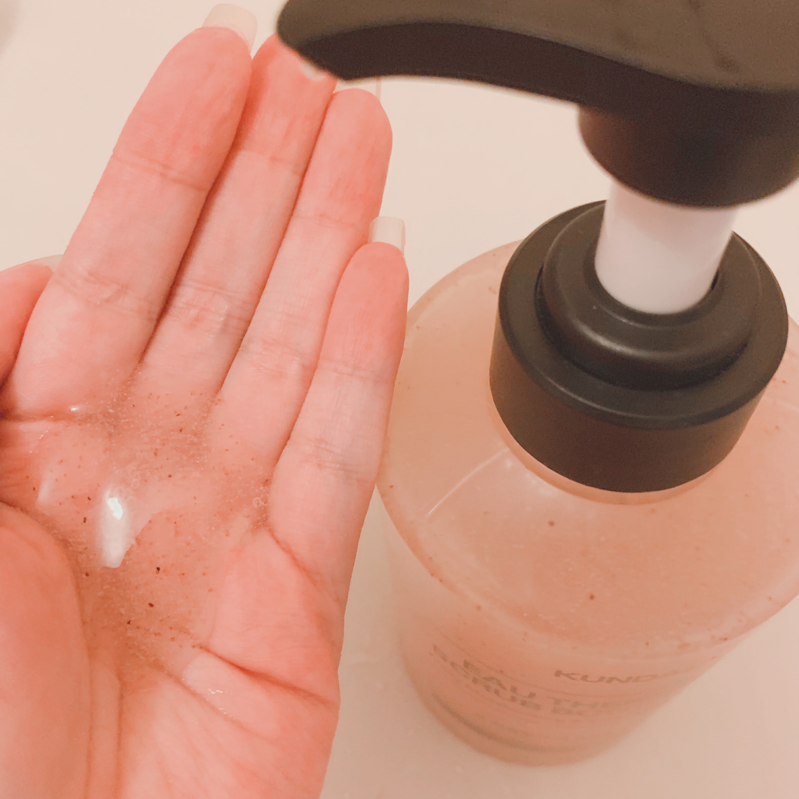 スクラブボディーウォッシュ/KUNDAL/ボディスクラブを使ったクチコミ（2枚目）