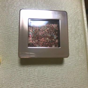 MISSHAのグリッタープリズムシャドウ
日本限定色のGBR01です✨

キラッキラのグリッターに憧れて購入しました。

塗ってみるといろんな色に輝くラメがオーロラみたいでとっても可愛いです☺️❄️

