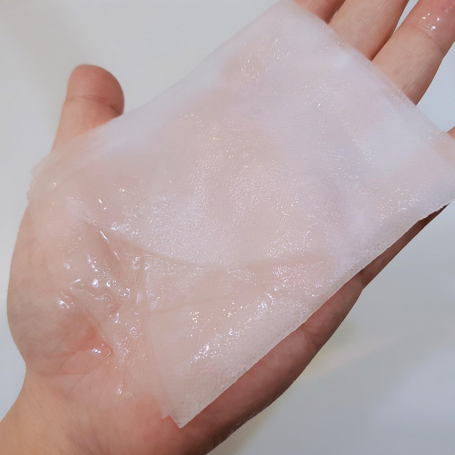 ALFACE+ ダイヤモンドモイスチャー アクアモイスチャー シートマスクのクチコミ「美容液をたっぷり含んでぷにぷにした感触のシート。
華やかなお花の香りがしますが強くはないです。.....」（3枚目）