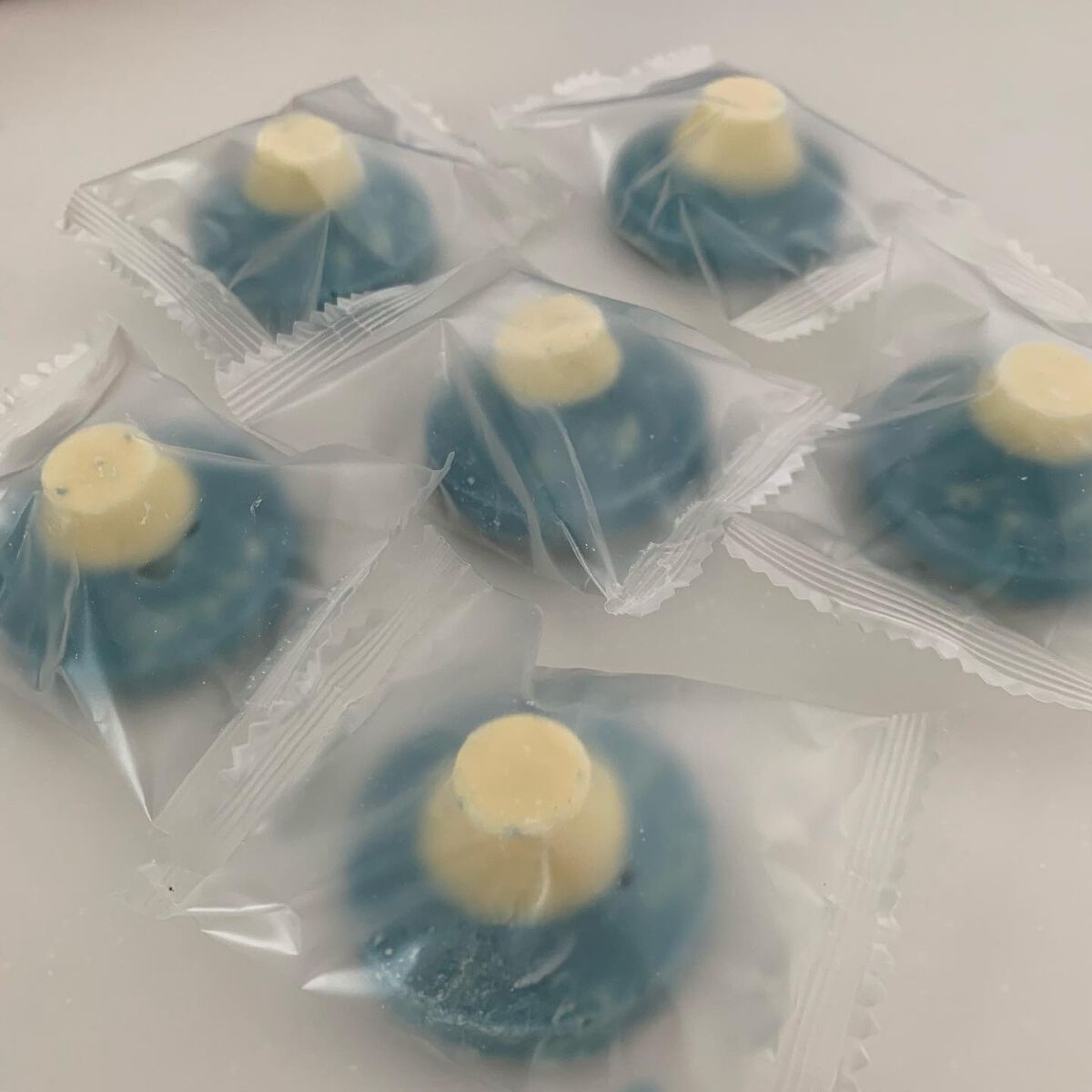 青い富士山チョコクランチ/富士山プロダクト/食品を使ったクチコミ（2枚目）