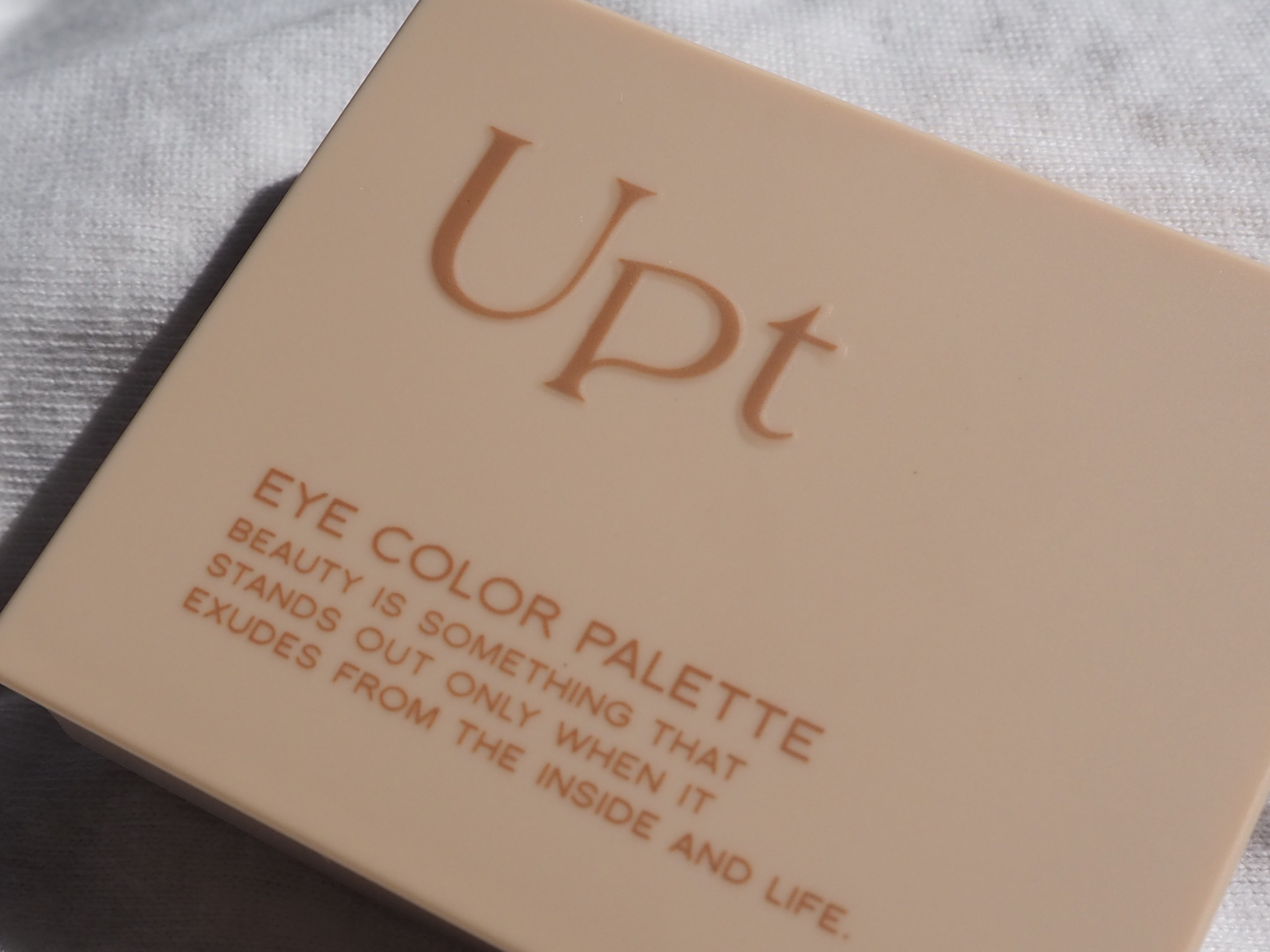 【Upt】

安達祐実さんプロデュースブランド Upt

シンプルカラーで程良いグラデーション目元が作れるアイカラーパレット♡
化粧を意識し過ぎず、3つの質感違いで捨て色なし！！
小さいので持ち歩きや旅行にも持って行きやすい軽さなのもまた良