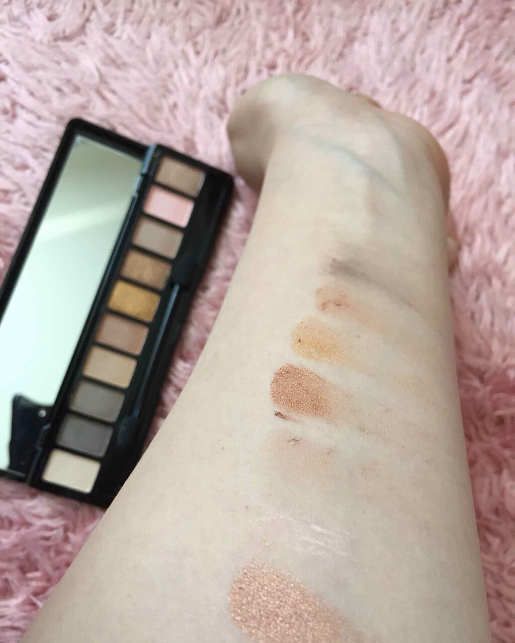 ぴっぴっぴ on LIPS 「先日Qoo10で購入したアイシャドウパレットです黒い小さい方は..」(2枚目)