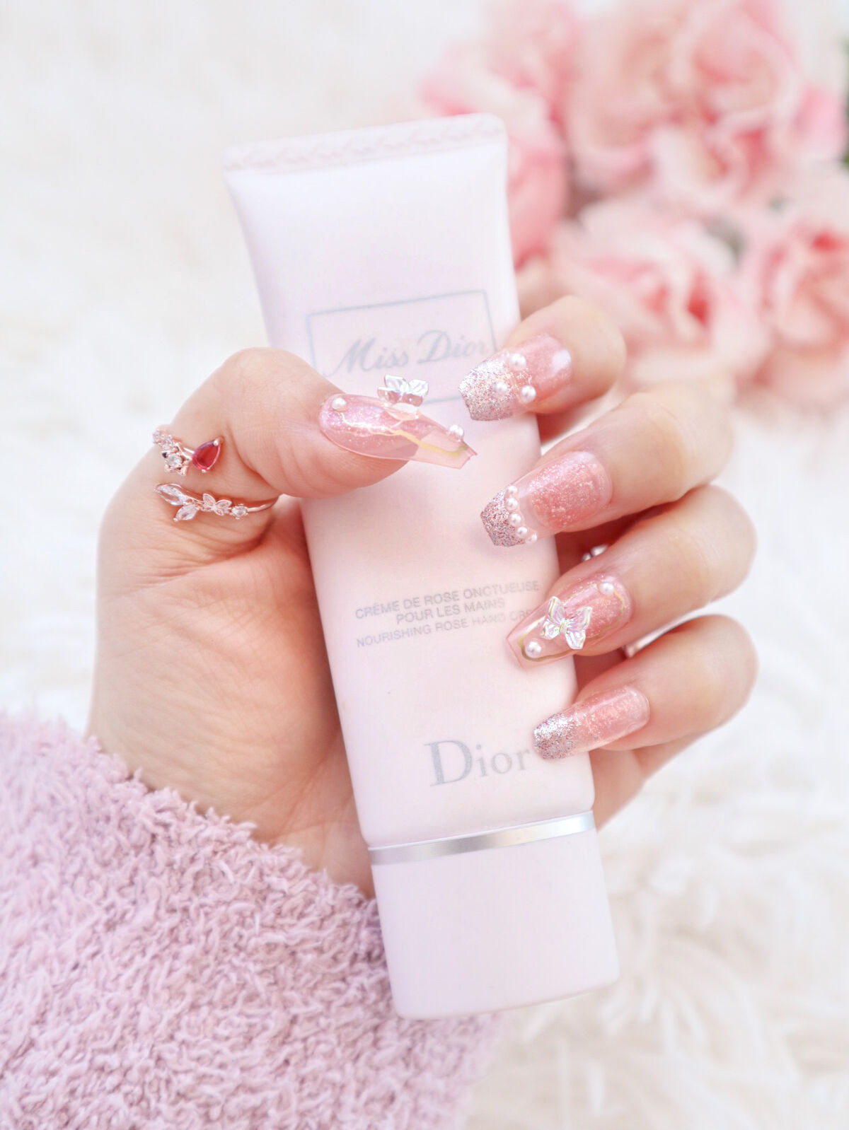 🎀

ミス ディオール ハンドクリーム💕

こちらは退職祝いに優秀なバイトの子達から
いただきました- ̗̀ෆ(˶'ᵕ'˶)ෆ  ̖́-💓💓

香りも良くベタつきもなく使えます❣️

握っているおてての爪はSHEINで購入した
ネイ