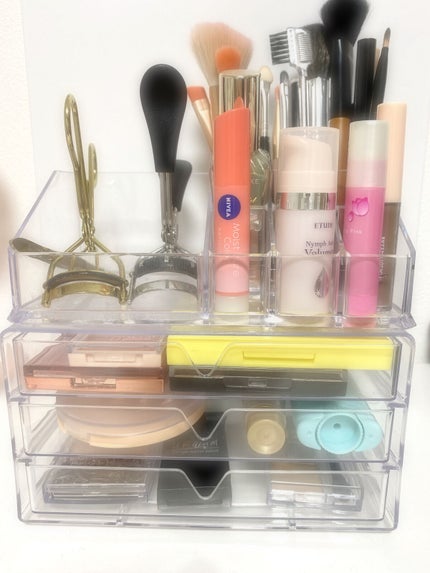 ま り on LIPS 「こんにちは!まりです!今回はプチプラ商品だけでつくるコスメ収納..」(2枚目)