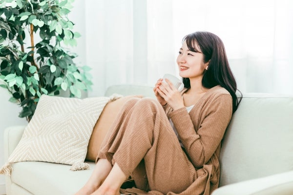 ソファーでくつろぐ女性