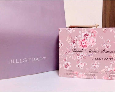 念願のJILLSTUARTの
クリスマスコフレを購入(˶ ̇ ̵ ̇˶ )

全てが可愛い！可愛いが詰まったコフレ！
大満足です♡♡
#はじめての投稿