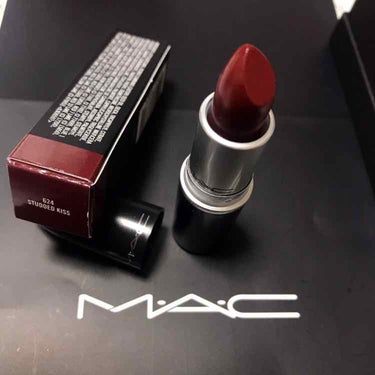 【#MAC #スタディッドキス】

マックリップ初体験(;//́Д/̀/)'`ｧ'`ｧ

シックな赤色が欲しくて、#デュボネ と迷ったんですが、こっちにしてみました。

もっとブラウン強めを期待してたん