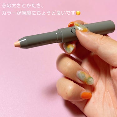 チャコット
クレヨンコンシーラー
190 ライトオークル
1,760円

LIPSショッピングで購入しました☺️

こちらはクレヨンタイプのコンシーラーで、気になる部分にピンポイントで直接塗ることができます！！
長時間くずれにくいウォータープルーフ処方です( ^ω^ )

私は涙袋を描くのに使っています😆
芯の太さとかたさ、カラーが、涙袋にちょうど良いです✨
黄みの少ないベージュなので、ブルベさんでも使いやすいです🙆‍♀️
スルスル描けるのもストレスが無くて良いです！！

これを涙袋メイクの土台として仕込んだあとに、ラメやグリッターを載せると、ラメやグリッター単体でのせたときより断然ぷっくりとした仕上がりになるので、おすすめです😇


気になった方はぜひチェックしてみてください😍



#チャコット
#コンシーラー
#涙袋の画像 その1