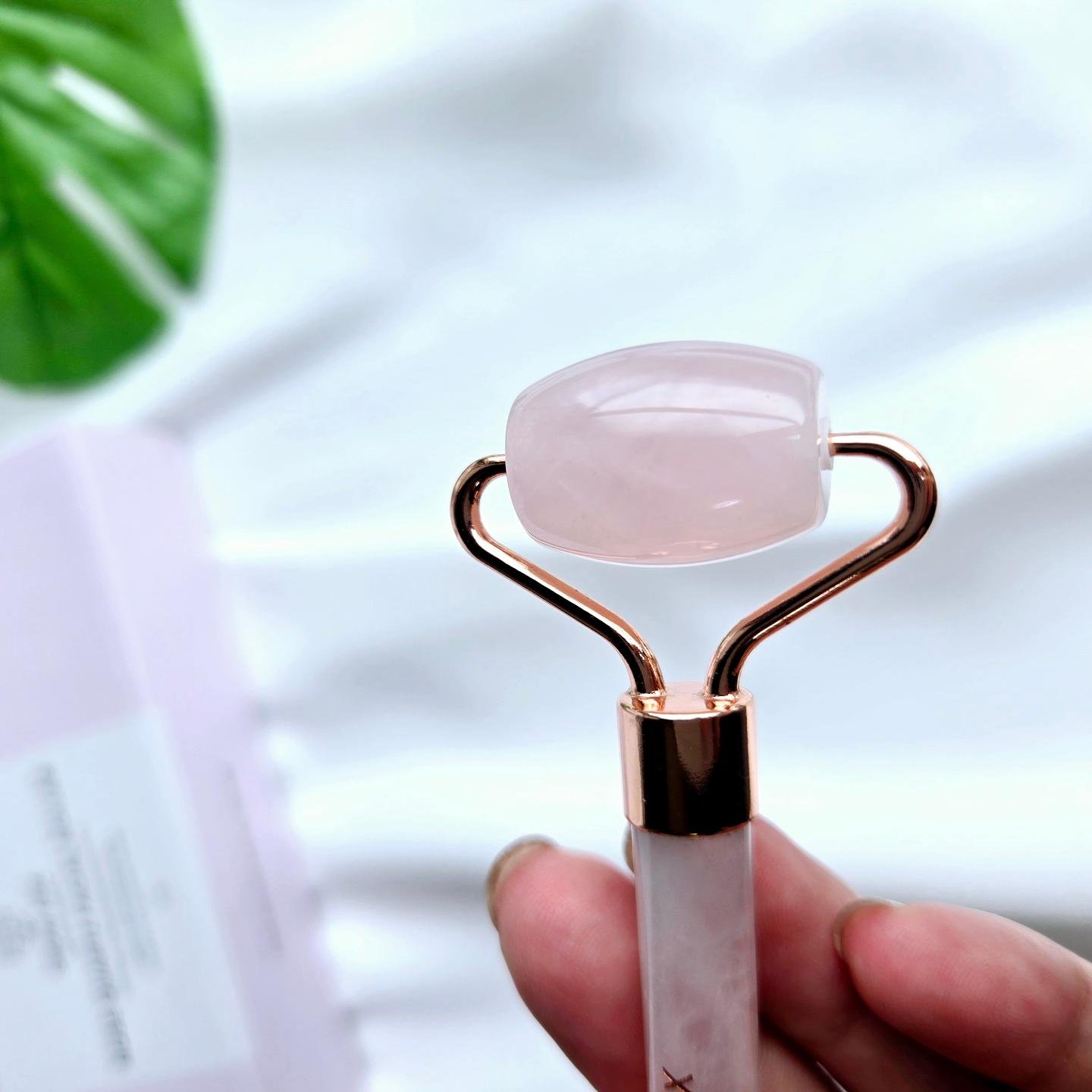 ローズ クォーツ フェイシャル ローラー/SNOW FOX SKINCARE/その他スキンケアグッズを使ったクチコミ（3枚目）