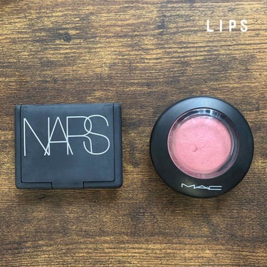 ・・・似ている色味のチーク２つを比較・・・

◇ NARS ブラッシュ　4016 DEEP THROAT
コーラル寄り。
誰にでも合いそう。

◇ MAC ミネラライズブラッシュ　デインティ
NARSと