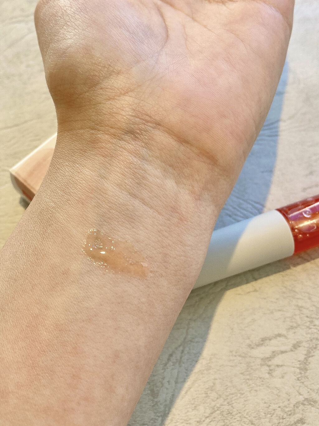 ナチュラグラッセ トリートメント リップオイル モアのクチコミ「厚膜ジェルオイル処方が唇に密着してオイルパック効果を発揮し美容液感覚で使えるリップです。

色.....」（2枚目）