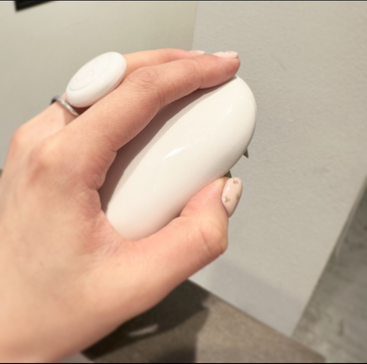 スキャルプマッサージャー ホワイト(白)/MUCOTA(ムコタ)/スカルプブラシを使ったクチコミ（2枚目）