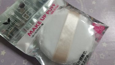 S SELECT　メイクパフ　確か…400円(税別)

スギ薬局で購入しました。
専門学校で使うメイクパフがほしくて購入。
三善のルースパウダーにピッタリフィット！！

授業はブラシで塗りますが、パフが