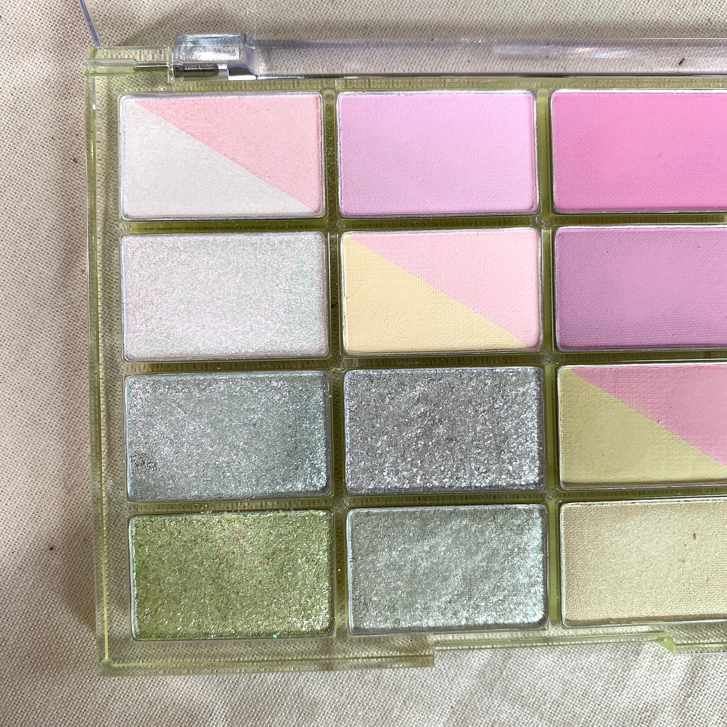 ソフトブラーリングアイパレット/wakemake/アイシャドウパレットを使ったクチコミ(4枚目)