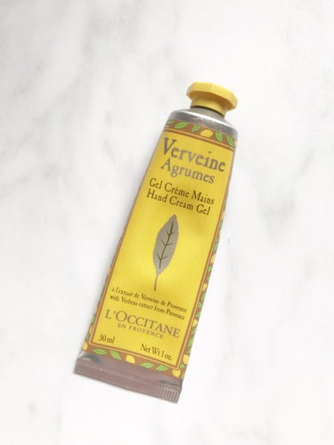 L'OCCITANE シトラスヴァーベナ アイスハンドクリーム

【香り】
つけたてはシトラス🍋の爽やかな香りがスーッと鼻を抜けていきます。夏が恋しくなる〜🌻
結構強めでメンズの制汗剤っぽい？と思いきや