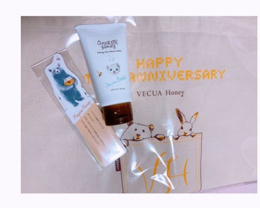 【VECUA Honey】とろとろハンドクリームレビュー♡ᵕ̈*
寒いですね☃️
毎年冬に買う、VECUA Honeyのハンドクリーム。
いつもはシトラス系を買っているけど、今回はサボンベベっていう香りにしました！

「柔軟剤みたいな香りで、苦手な人がいない香りですよ〜！」って言われました⋆͛♡⋆͛

つけてみるととっても優しい香りで最高！
アカシアはちみつ配合みたいで、保湿もしっかりされるし、すべすべになります！

限定でエコバックとしおりも付いてきました！😳
可愛くて大好きなブランドです✩.*˚の画像 その0