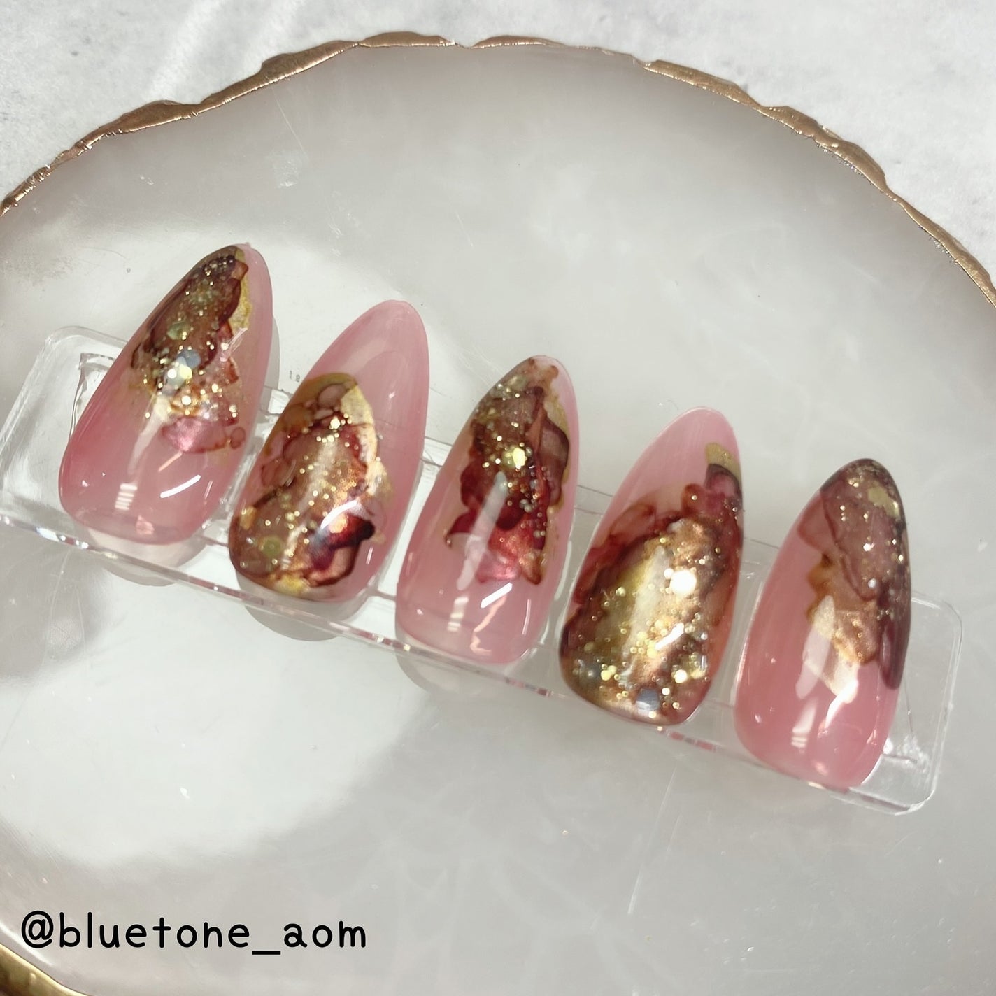 ⋆͛🦖⋆͛aomi on LIPS 「イチゴチョコみたいなニュアンスネイル美味しそう🤤🍓🍫インクやっ..」(4枚目)