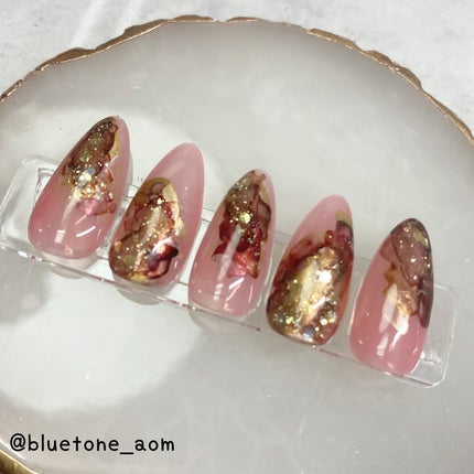 ⋆͛🦖⋆͛aomi on LIPS 「イチゴチョコみたいなニュアンスネイル美味しそう🤤🍓🍫インクやっ..」(4枚目)