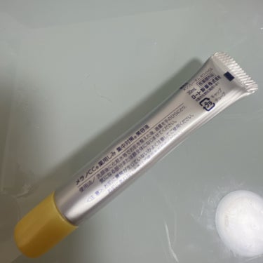 メラノCC　薬用 しみ 集中対策 美容液

20ml

1100円（税抜）　1210円（税込）

一ヶ月アクアレーベルの化粧水と一緒に使用しました🙄
ネットでアクアレーベルの化粧水にこの美容液を合わせて塗ると白くなるってみてやってみたんですが
いまいち効果なかったわ…(；ω；)💦💦💦

⭐️アクアレーベル500円玉にメラノccの美容液5滴⭐️

香りはめっちゃレモン🍋❗️柑橘系です
良い匂い！
めっちゃ酸っぱい香りです\(//∇//)\

ドバッって出てこないです
一滴一滴💧出てくる
ぜんぜん減らない
最初買った時すぐなくなるやろこんな小さいの…って思ってたのに
全く減らないwww

結構油？っぽい
テカテカしちゃうwww
あんまり好きじゃないかも…

サッパリ好きな人は嫌いかもなー
の画像 その2