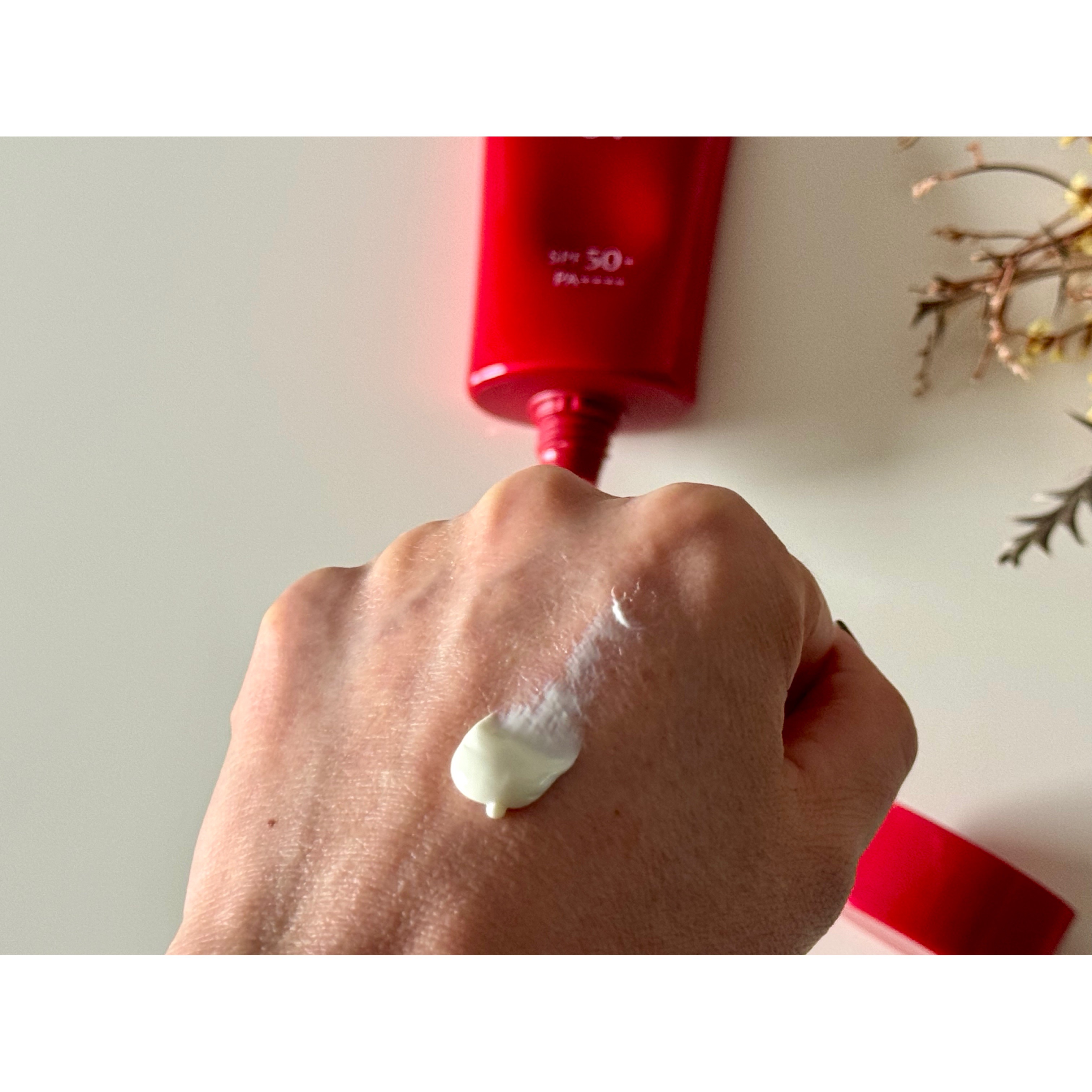 毎朝のお手入れには【アルブラン】の【ブライトニングスキントリートUV】〈ボディUV美容液〉SPF50+・PA++++ / UV耐水性★★　がお勧めです。
アルブランは発売２０周年を迎えます。私も長年愛用しているので新しいアイテムの登