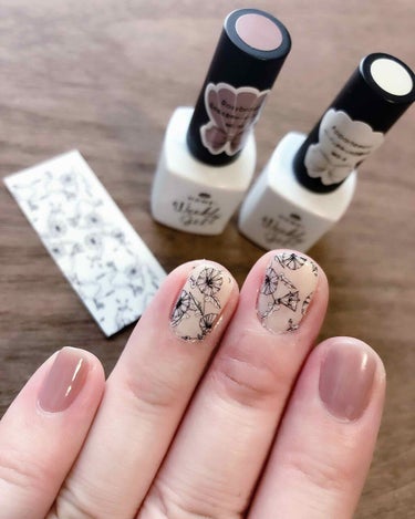 今週のネイルはシンプル&ボタニカル💅
ウィークリージェル2色としずくネイルシールの朝顔を使ってます。
中指第一関節に謎の水泡ができ、治ったあともガサガサになってしまってて凹み中です😢
見苦しくてすみませ