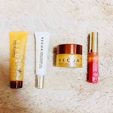 VECUA Honeyシリーズでリップケア💗

ハニーリップゴマージュ
ハニーウォータリーオイル
ハニーメルティコンク
ハニーラスターs 21 はるり

ティントを塗った瞬間皮むけが始まり、
ヴァセリン