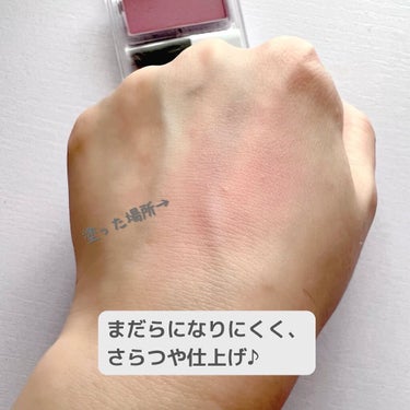 ＼ ふわさら血色感チーク♪／
トレンドを押さえつつ使いやすいコスメをいつも出してくれるちふれさんのチークがかなり良すぎた。

--------------------------------

ちふれ　パウダーチーク
111 ピンク系
@chifure_official 

---------------------------------

■おすすめの使い方①♪
頬全体的に大きめブラシで（付属ブラシでも◎）薄く1回伸ばすだけ。色味はふんわりで「つけてるかな？」くらいがナチュラルにかわいい。

■おすすめの使い方②♪
頬の凸部分に濃いめにのせて、周りをパールが入ったものでグラデーション。華やかだけど派手じゃないちょうどいい血色感演出。
全色イエベ・ブルベにこだわらず使える色味なのが嬉しい。組み合わせるのが楽しいし、複数買えるコスパが最高♪

マットのチークはまばらになることが多くて塗りにくいイメージでしたが、粒子が細かくて塗りやすいです。私みたいなメイク上手くない方は大きめブラシにとって、ブラシに均一に伸ばしから使用するか、指で適量をとってポンポンと馴染ませるのがおすすめ◎

買って損はない価格とクオリティです。

#ちふれ #提供 #ちふれチーク
#プチプラコスメ#ドラコス
#プチプラチーク#ピーチチーク
#旬コスメ
#おすすめコスメ
#コスメマニア
#コスメ大好き 
#コスメ大好きさんと繋がりたい 
#コスメ大好きな方と繋がりたい
#コスメ好き #コスメコンシェルジュ
#コスメ好きさんと繋がりたい 
#コスメ好きな方と繋がりたい
#voceアンバサダー #購入コスメレポ の画像 その2