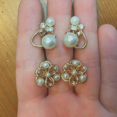 これらのかわいいかわいいイヤリングはどれも108円で購入できました！！！


1枚目の2つはダイソーで購入しました
どちらもネジ式です

1枚目の上にあるものはパールや、ダイヤ、ゴールドで作られることで