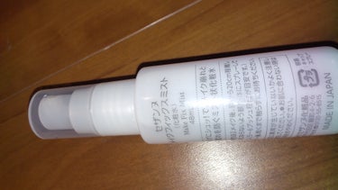 CEZANNEメイクフィックスミスト
lipsショッピングで購入。48mlの小ぶりなサイズです。
フィックスミストの中では500円以下とお安いのでお試しに購入してみました。
肌荒れ防止成分グリチルリチン酸2kが入っていて肌荒れ防止対策も😃
霧のようにふあっとではなく、比較的勢いよくシュパっと出るので注意です。
肝心のメイクキープ力は、つけないよりよいかなって感じです。エタノールが入っていますが私は刺激なく使用できました🌟
小さくてノンガスタイプなのでポケットに忍ばせて肌荒れ防止の保湿ミストとして使いたいです💗
の画像 その1