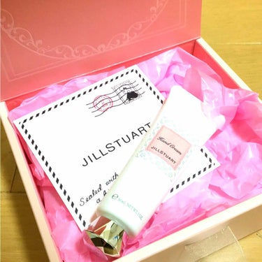 JILLSTUARTのハンドクリームです🌸
友人から頂いた物なんですが
ホワイトフローラルの香りで
とにかく！！ 良い香りがするんです！
もったいなくて なかなか使えませんww

30gで ちょっと少な