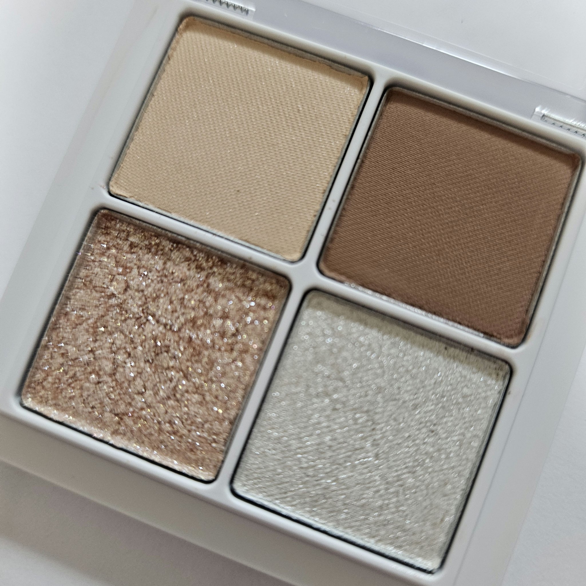 b idol
THE アイパレR 06 本能のヌードベージュ
アイブラシ WR

最近はアイシャドウを買って
色々試しています。
b idolのアイシャドウ大好きで
限定色で好みのがあれば買っているほど。
思えば人気色の本能のヌードベージュ