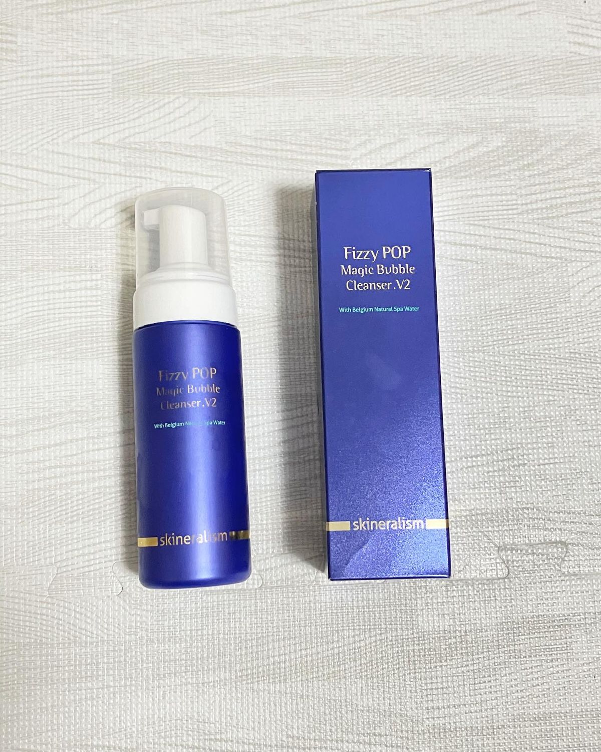 お肌つるん♡やさしい泡でメイクオフできる♡



SKINERALISM
【FIZZY POP  BUBLE CLEANSER】です♡

温泉水を使った、お肌に優しいバブルクレンジングです🐱❤️


うっすら紫の泡で、少し香りが強めです�