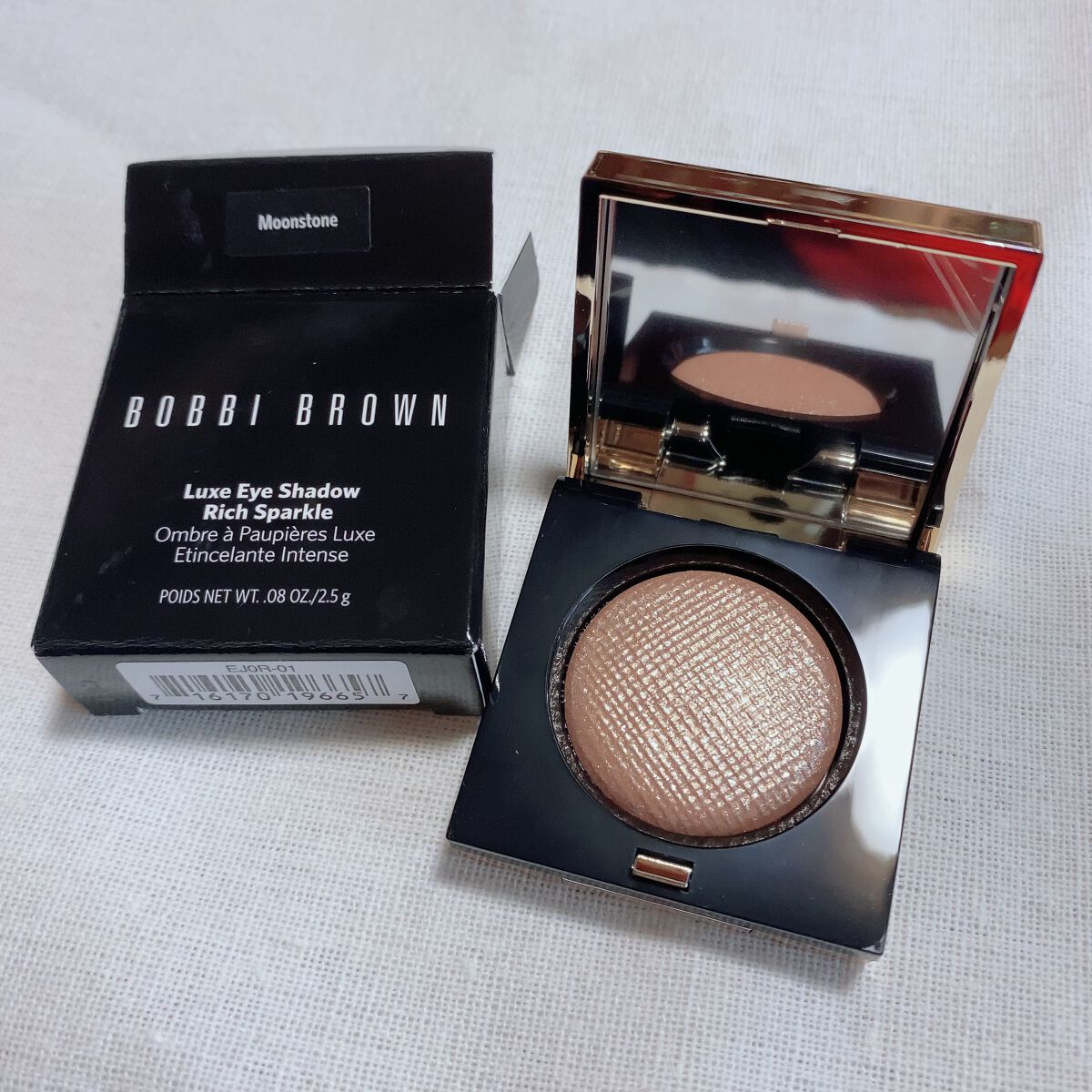 
BOBBI BROWNの
リュクス アイシャドウ リッチスパークル
01のムーンストーンです☺️



涙袋用に購入したんですが
艶が凄いので
ぷっくり涙袋が完成する…！！！
嬉しい！！！

アイシャドウベースとしてももちろん🌸


小