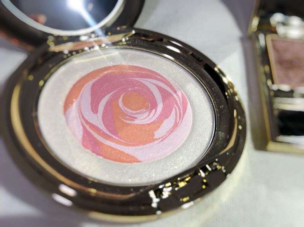 ブリス オーラ/Elégance/パウダーチークを使ったクチコミ(1枚目)