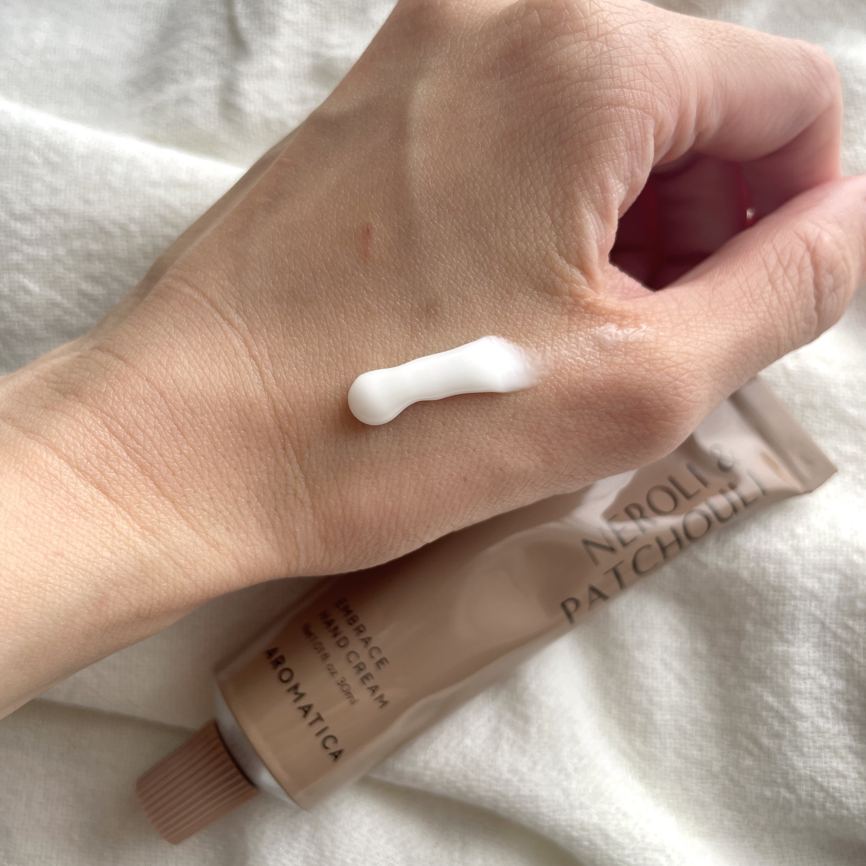 インブレイスハンドクリームネロリ＆ペチュリー/AROMATICA/ハンドクリームを使ったクチコミ（3枚目）